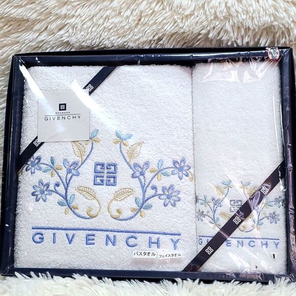 💯 Authentic Givenchy Towel 🍀 - Picture 1 of 7